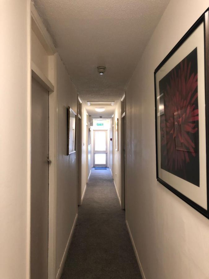 The Bell Hotel Ньютаун Екстер'єр фото