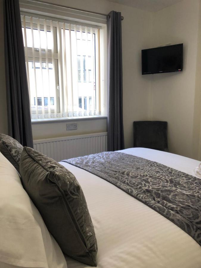 The Bell Hotel Ньютаун Екстер'єр фото